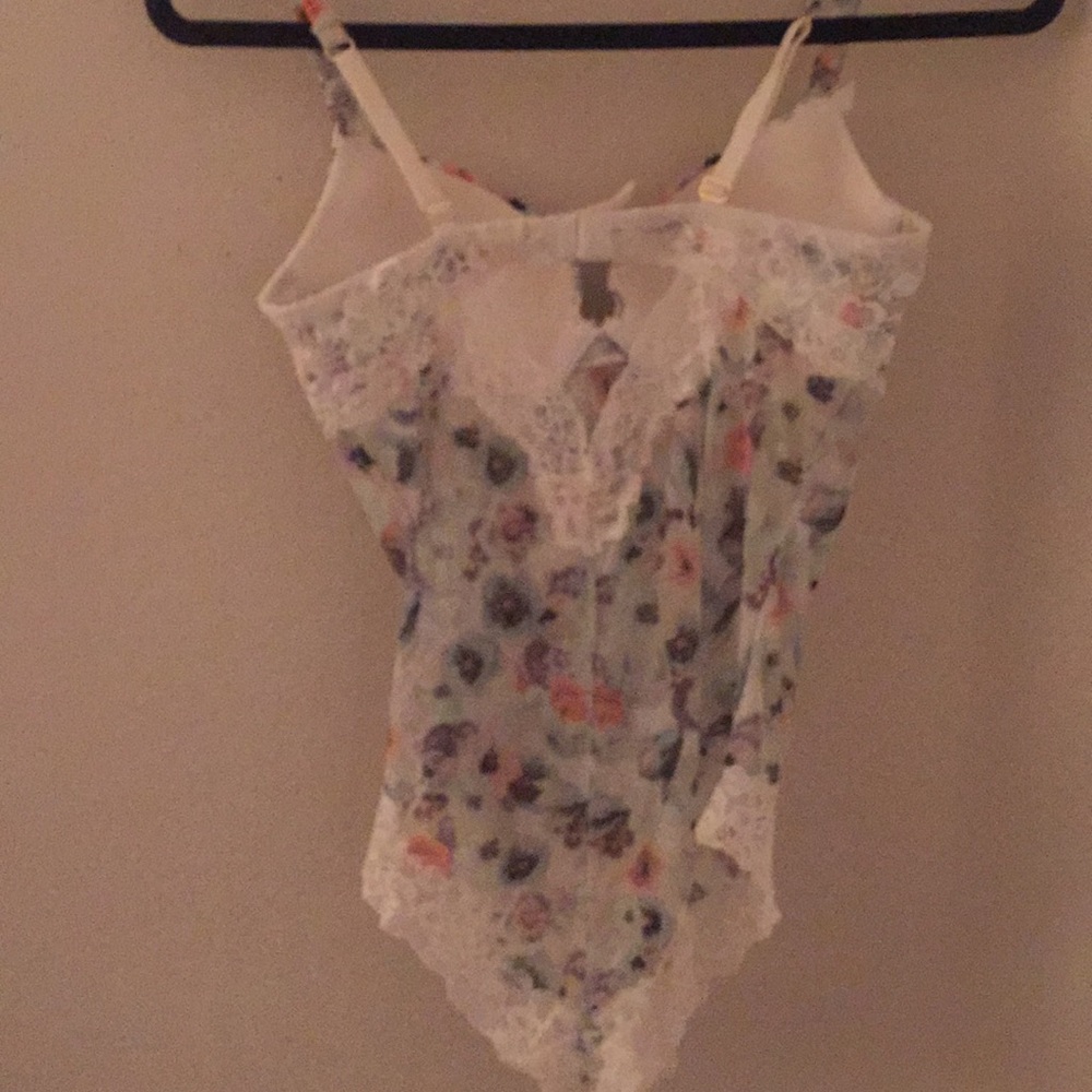 Intimate - Picture 2 of 6